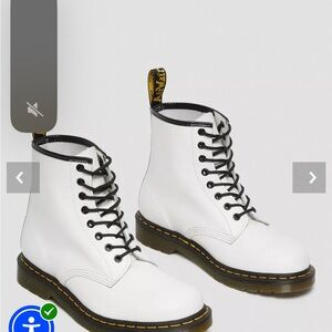 1460 SMOOTH LEATHER LACE UP BOOTS